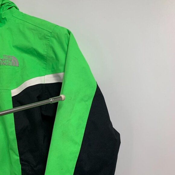 The North Face Boys' Nimbo Triclimate Colorblock Jacket in Krypton Green Size XS - Picture 5 of 13